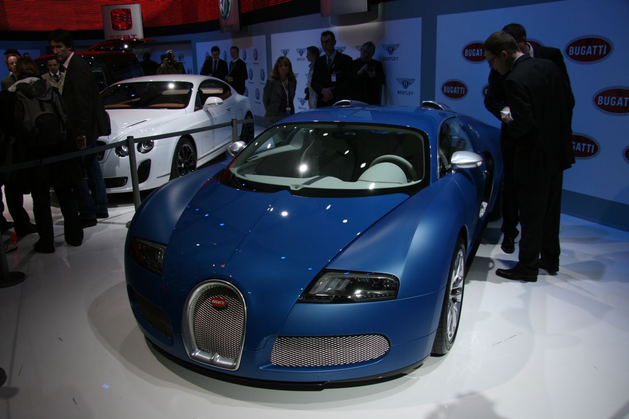 Bugatti_Veyron_Bleu_Centenaire_Driving_Event_2009_08.jpg
